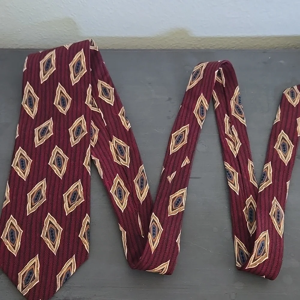 Brooks Brothers Burgundy Tie with Gold Design